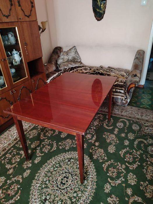 Стол раздвижной,  деревянный