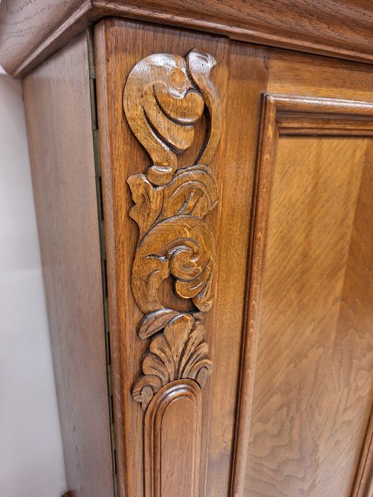 Комод, скрин, бюфет, шкаф с богата дърворезба