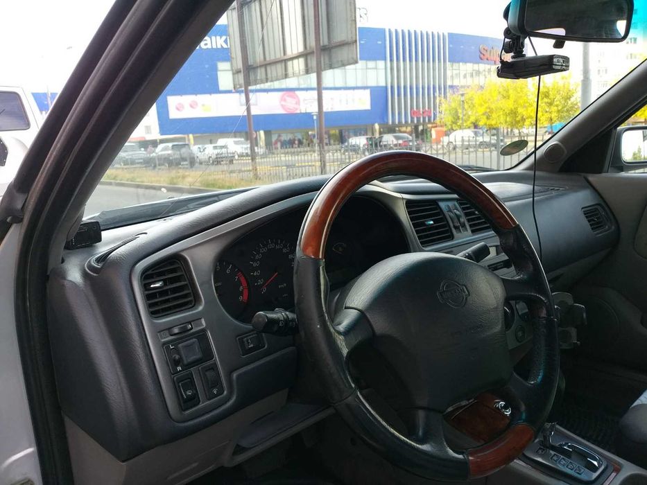 Машина Nissan Primera