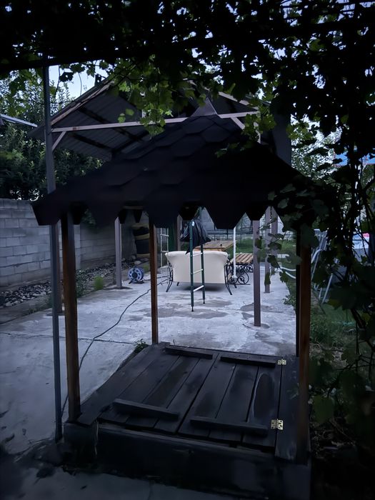 Качественная песочница с крышей