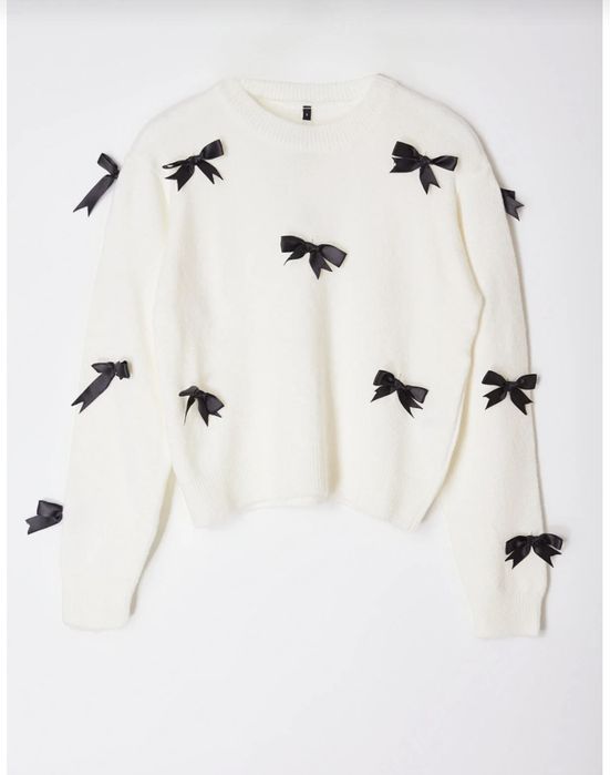 Бял пуловер с панделки