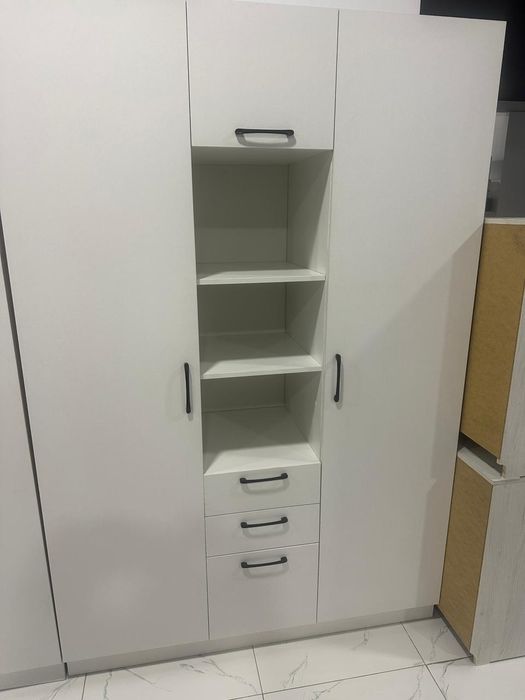 Шкаф трехстворчатый.