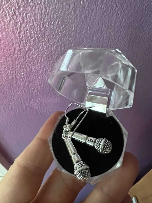 различни модели нови обеци с подарък кутийка.