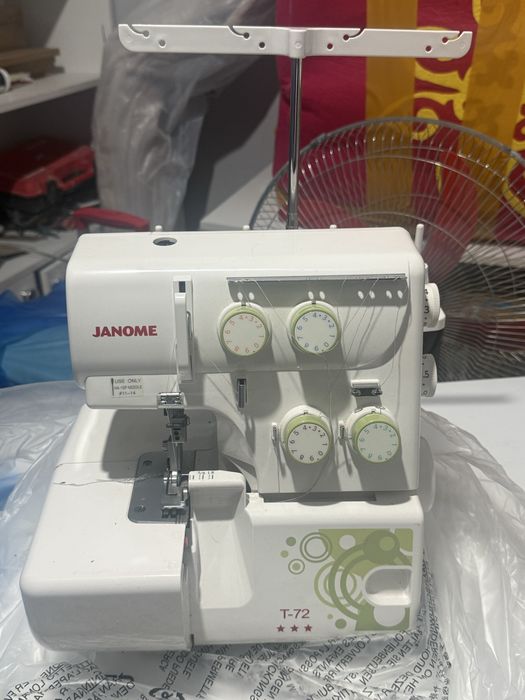 Продаётся оверлок Janome T-72