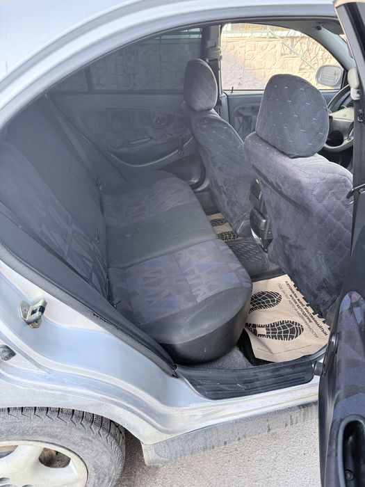 Mitsubishi Carisma седан