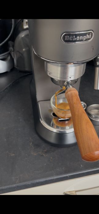 Кафемашина Delonghi Dedica + Конусна кафемелачкаDelonghi