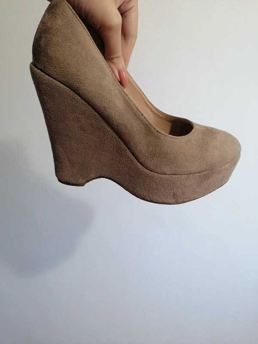 Vand pantofi cu platforma