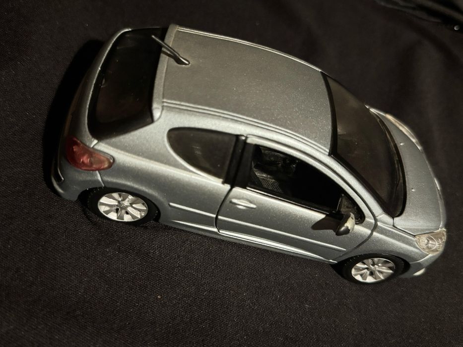Peugeot 207 метална сива количка.