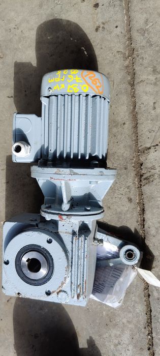 Motor electric trifazat cu reductor, 0.37kW, 48rpm, 380V