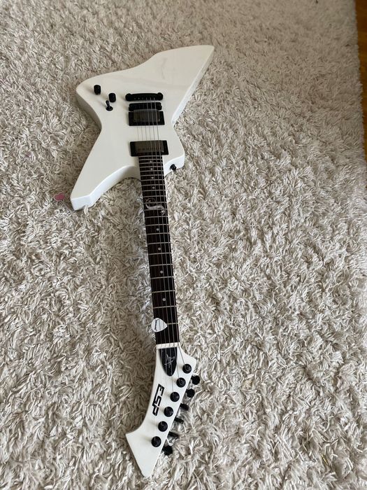 Vând chitara  din Masterpiece- Esp Snakbyte SW -Made in China, cu doze Emg JH Active   la care s-a schimbat tot (doze ,bridge ,nut , retastat , setat
