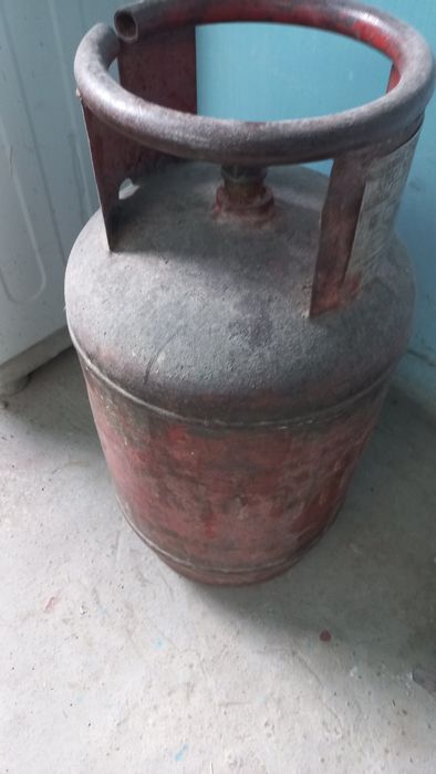 Газ балон бар 2 шт . Багасы бiреуi 5000тг .