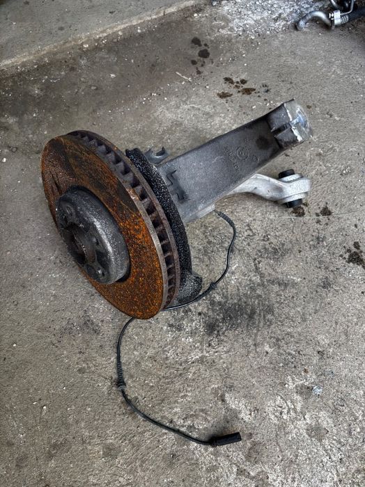 Fuzeta dreapta fata cu rulment disc si brate inferioare Bmw seria 5 F10 facelift 530d 258 cai tractiune spate