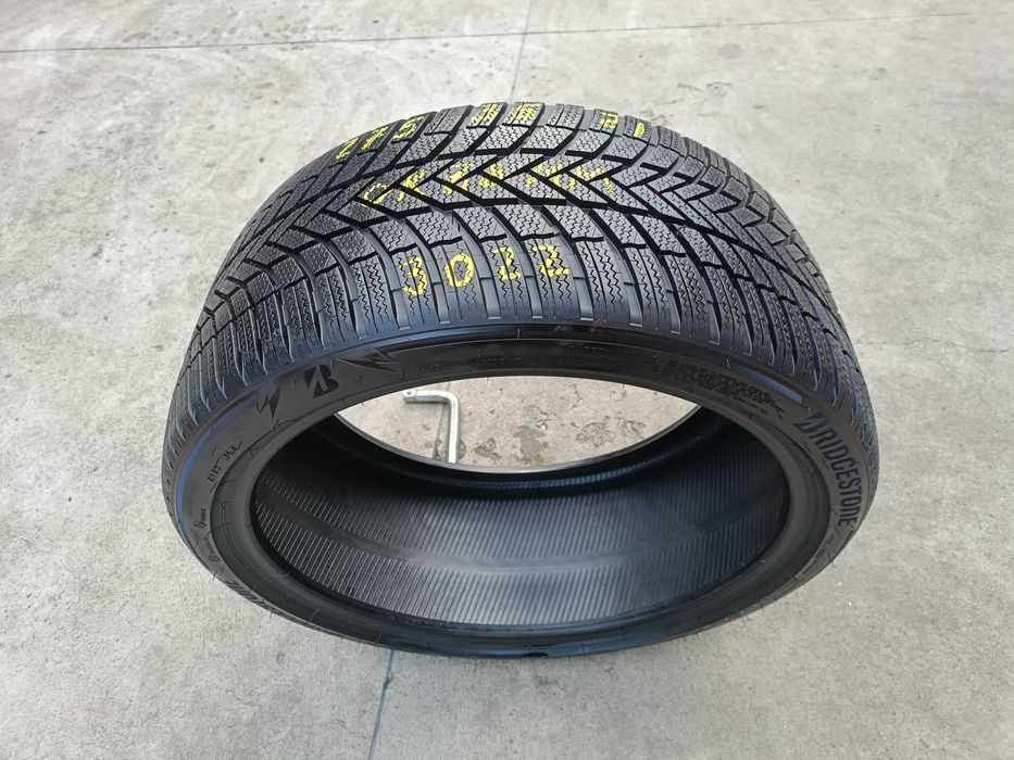 O anvelopa de iarna 275 35 21 bridgestone blizzak LM005 7,8 mm 3022