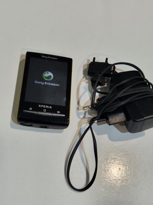 Telefon Sony Ericsson cu incarcator