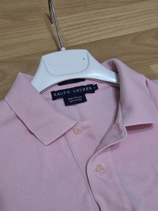 Tricou polo, pe roz.