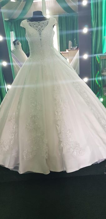 Продам свадебные платье 3д с цветами