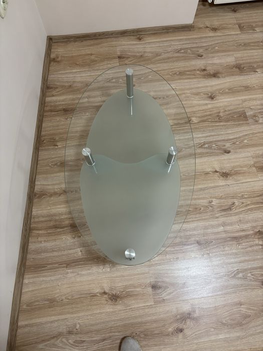 Интериорна стъклена маса