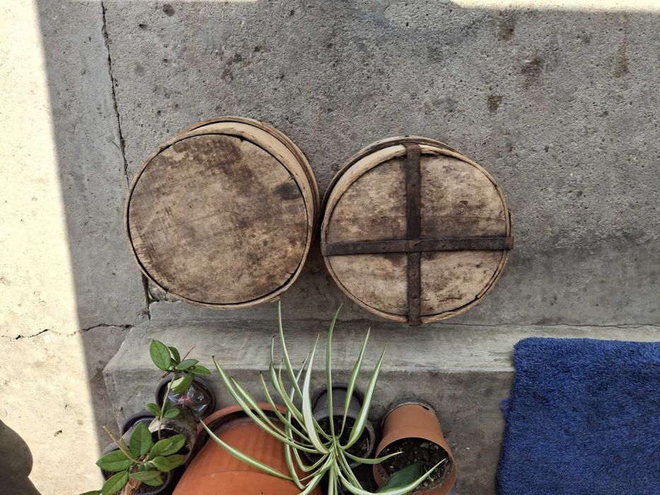 Стара скрина за зърно и совалки от тъкачен стан