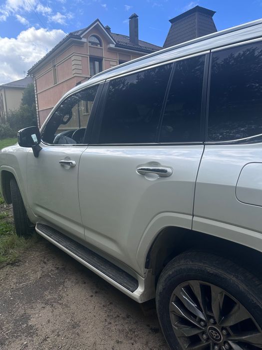 Toyota land cruiser 300.