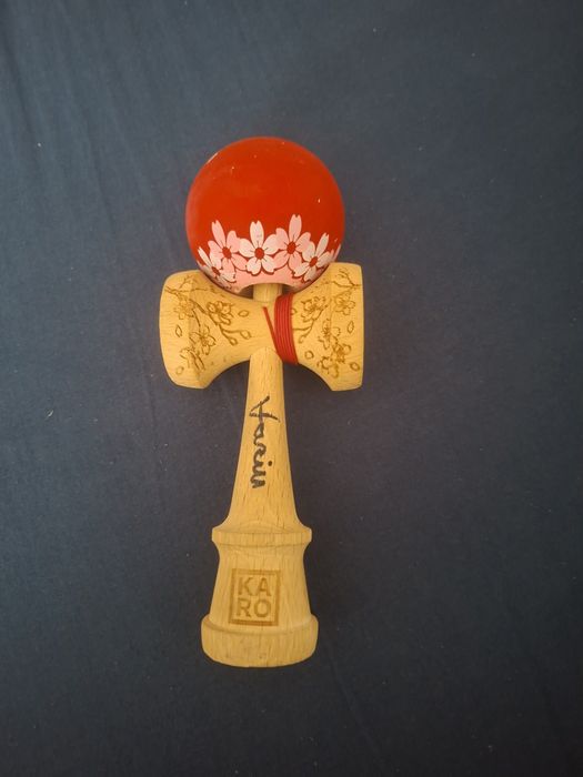 Kendama Karo Sakura roșie puțin jucata