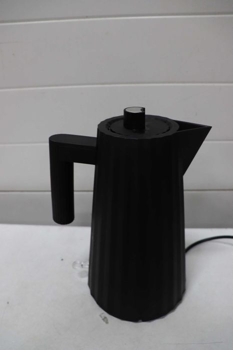 Alessi Plissé MDL06 B/UK - Електрическа кана от термопластична смола, английски щепсел 2400W, 170 Cl