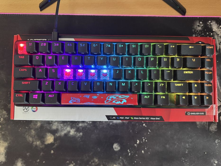 HyperX Alloy Origins 65 със червени суичове