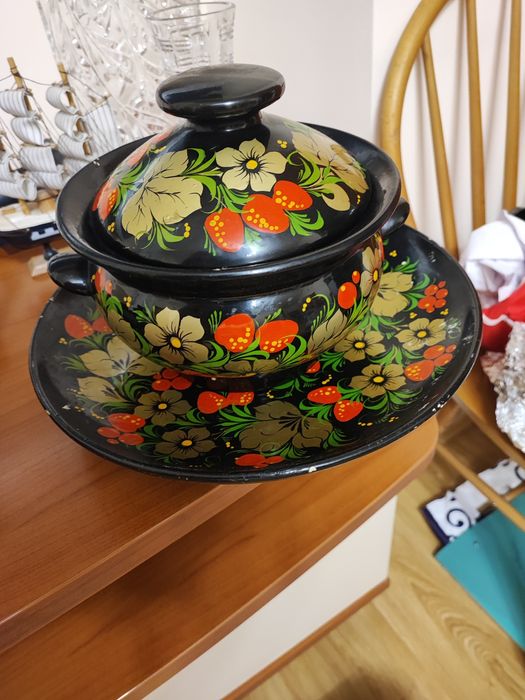 Керамическая кастрюля с тарелкой