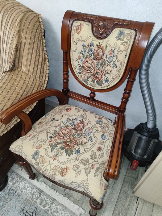 Старинное Кресло