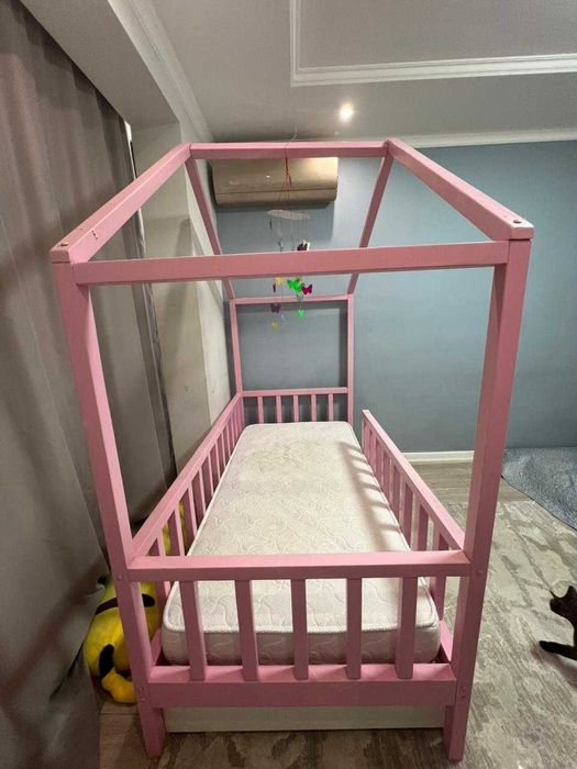 Детская кровать в форме домика