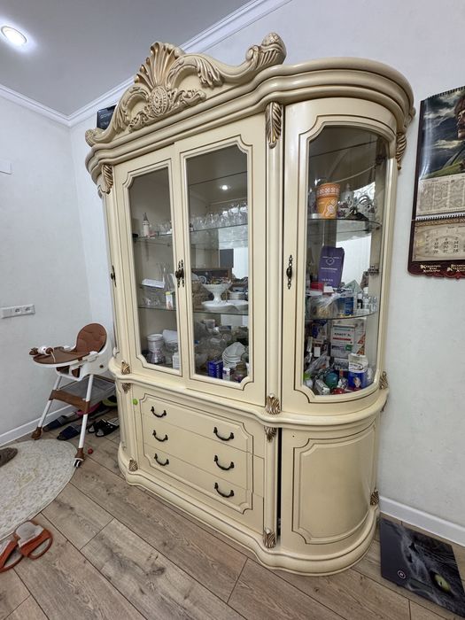 Продается сервант в отличном состоянии.