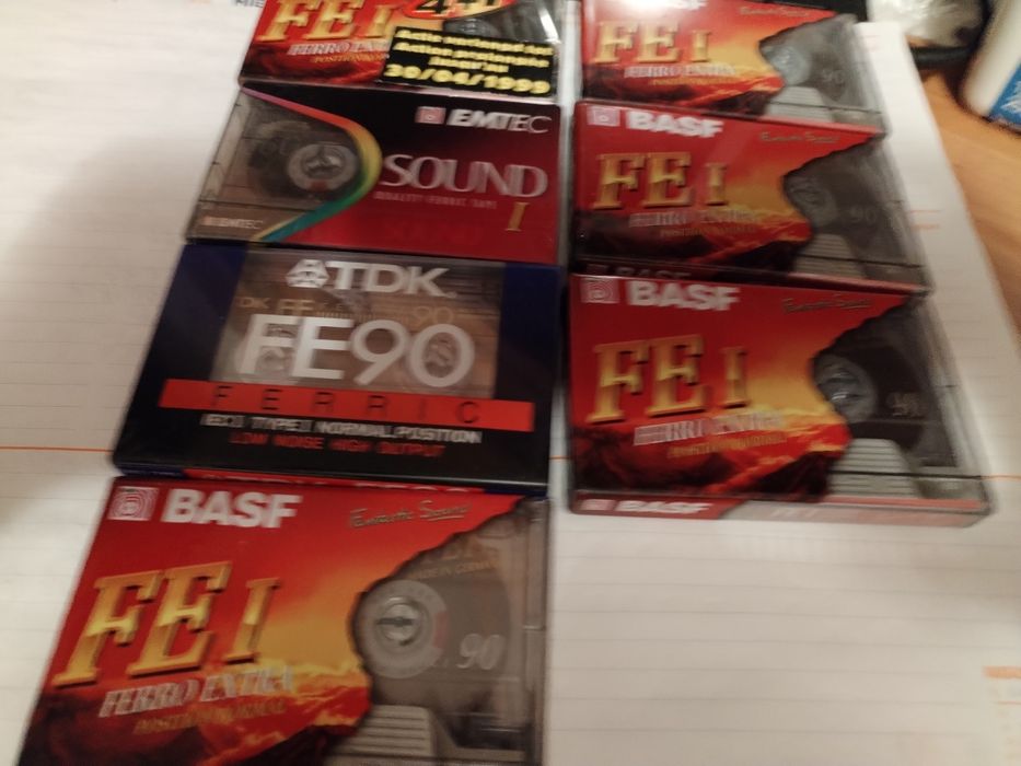Vind casette sí benzi de magnetofoane