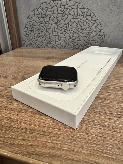 Apple watch SE (Gen 2) 40mm Starlight