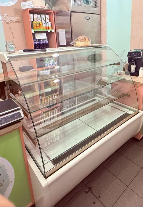 Vitrina prajituri 1,4 m cu 4 rafturi