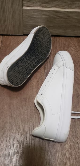 Белые кроссовки- кеды NewYorker