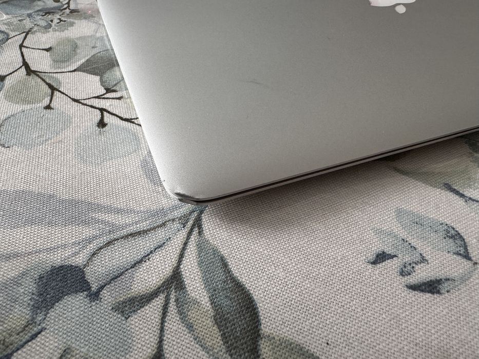 Продам Macbook Air 2017, 8Гб, отлично работает