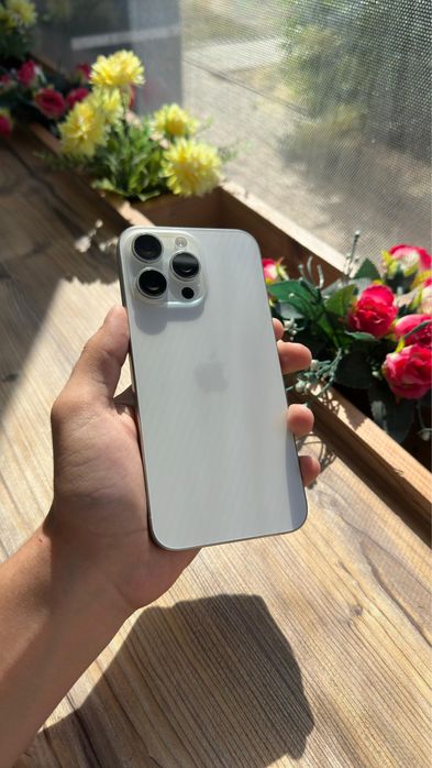 White Iphone 15 Pro Max