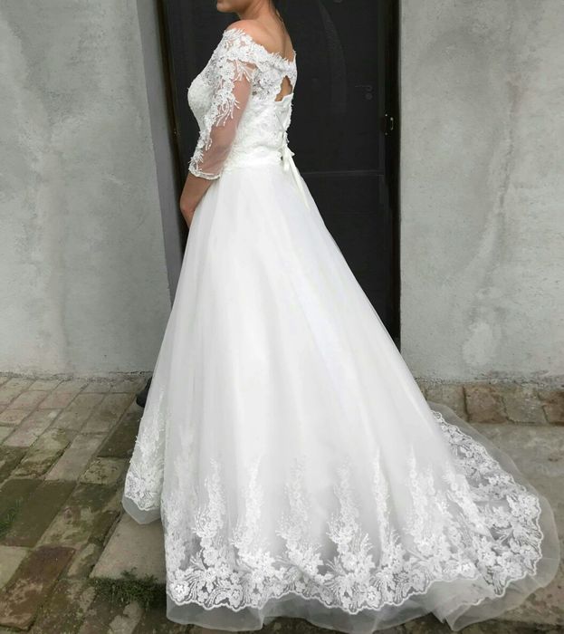 Vand sau inchiriez Rochie de mireasa cu trena