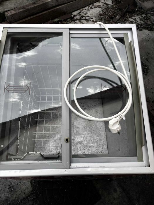 Vitrină frigorifică – 85L, stare foarte bună
