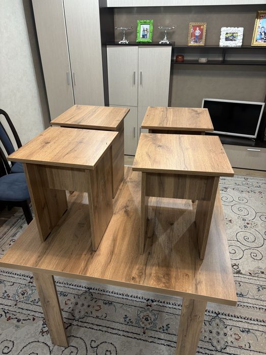 Стол со стульями