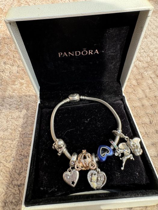 Pandora гривна с различни талисмани