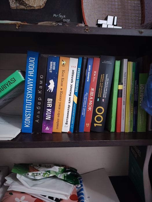 Yangi kitoblar sotiladi