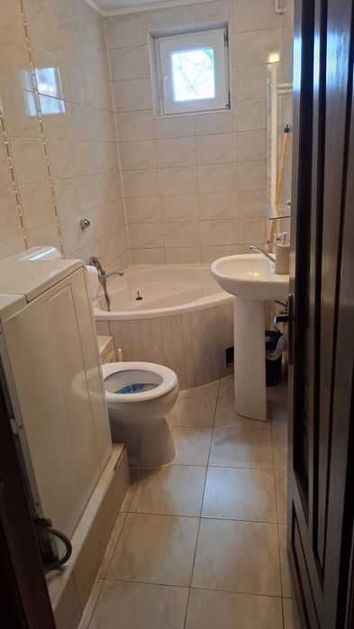 Închiriez apartament cu 2 camere