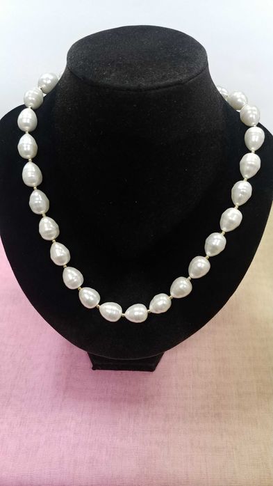 Огрлици многоцветни и бяло естествени перли майорка.