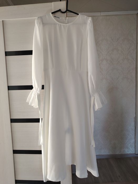 Продам базовое белое платье 44 размера