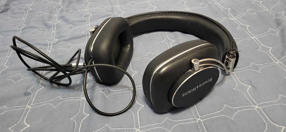Căști over-ear Bowers & Wilkins P7 cu fir , cu un design elegant din piele neagră și finisaje metalice argintii