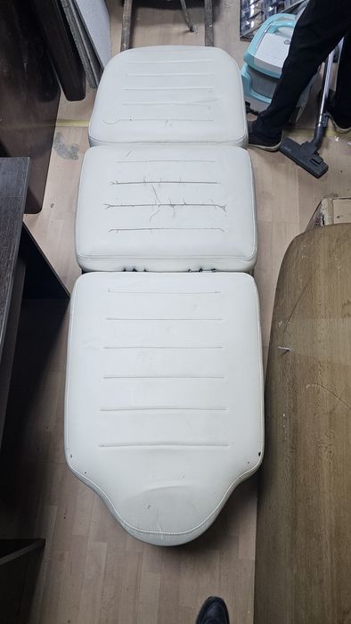 Срочно продам массажный кушеткп