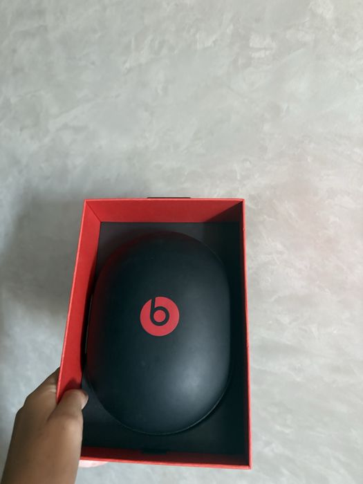 Слушалки Beats вървят си с всичко в кутията единствения проблем е наушника но той лесно може да се смени