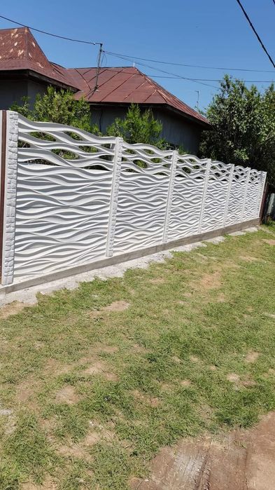 Gard din placi de beton stâlpi de gard Oferim montaj și transport