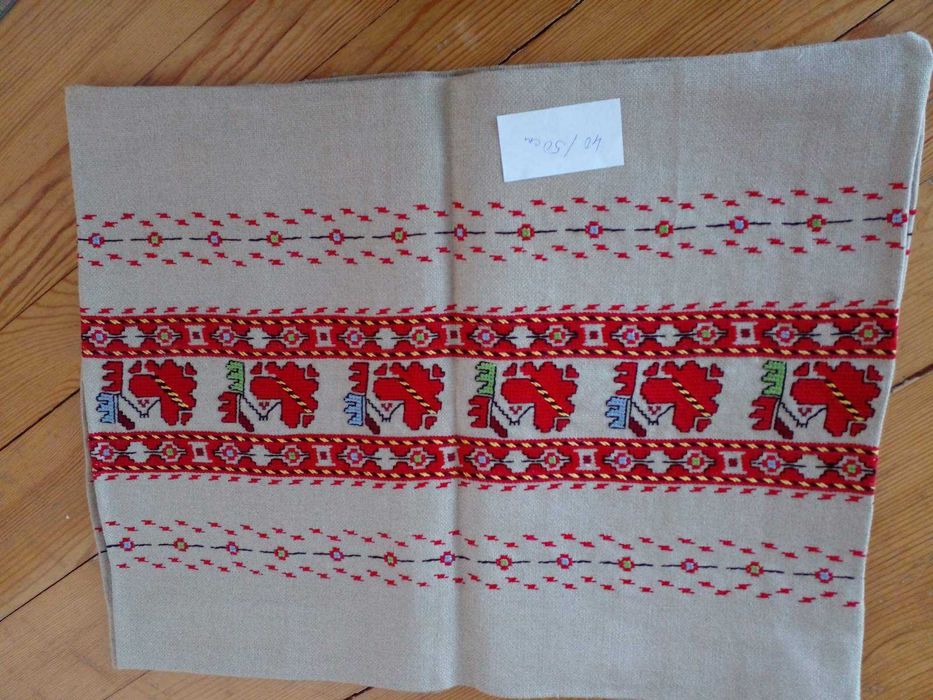 Ръчно бродирани покривки и възглавници на ленена панама