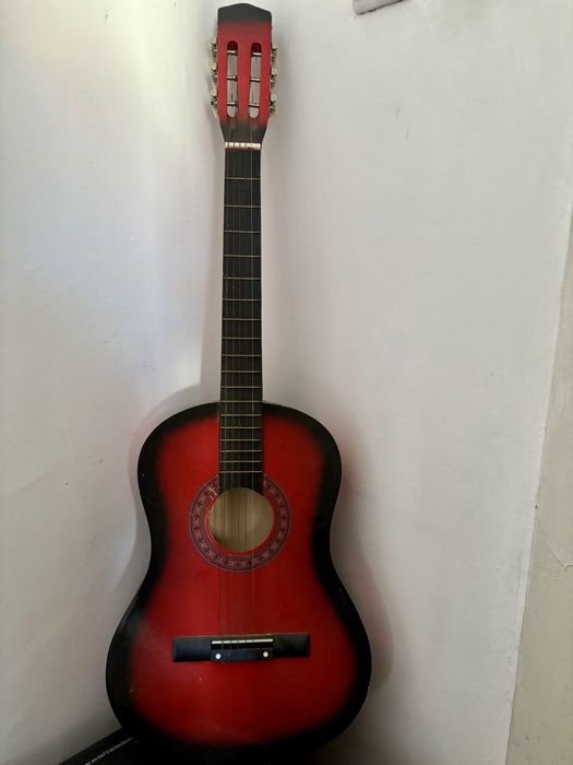 Vand chitara intr-o stare foarte buna.